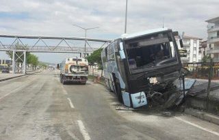 AK Partilileri taşıyan otobüs kaza yaptı: 32 yaralı