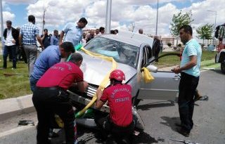 Düğün konvoyu kaza yaptı gelin ve damat yaralandı