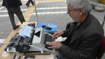 Postane önünde 42 yıldır daktilosunun sesleri hiç susmuyor