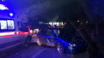 Balıkesir de otomobil direğe çarptı: 2 yaralı