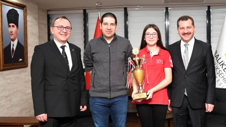 Başkan Yılmaz Balıkesirli milli sporcuyu ağırladı