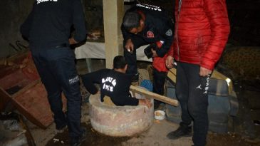 Bir haftadır kuyuda yaşam savaşı veren kediyi itfaiye kurtardı