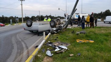 Burhaniye de çarpışan iki otomobilden biri ters döndü: 5 yaralı