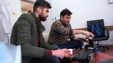Üniversite öğrencisi katı atıkları ayrıştıran