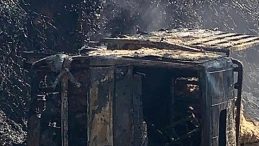 Burhaniye de devrilerek yanan saman yüklü kamyonetin sürücüsü öldü