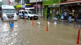 Dükkanlarına su girmesin diye yolu tüplerle kapattılar