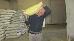 58 yıldır günde 5 ton gübre ve yem taşıyor