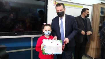 BAŞKAN YILMAZ ÖĞRENCİLERE KARNE DAĞITTI