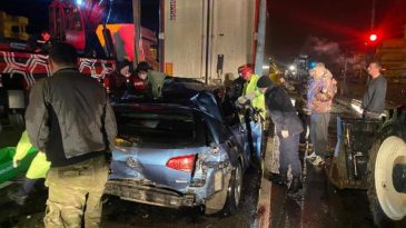 Balıkesir de otomobil TIR ın altına girdi, sürücü öldü