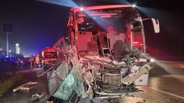 Balıkesir’de lise öğrencilerini taşıyan tur otobüsü tıra çarptı, 33 kişi yaralandı