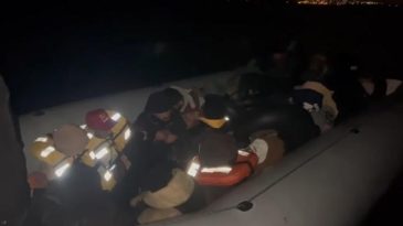Balıkesir açıklarında 23 düzensiz göçmen yakalandı
