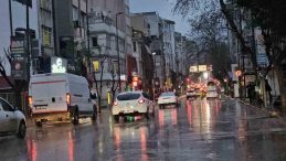 Bandırma’da fırtına ve yağış etkili oldu