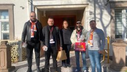 Ayvalık’ta ultraAslan taraftar grubundan alzheimer hastalarına anlamlı destek