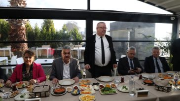 Gazetecilerle bir araya geldi