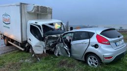 Karşı şeride geçen kamyonet can aldı