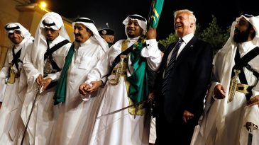 Donald Trump’tan Suudi Arabistan’da kılıç dansı