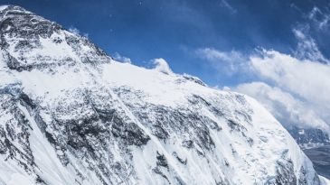 Everest’e tırmanmaya çalışan dağcı hayatını kaybetti