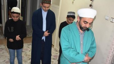 Kurduğu ses sistemiyle komşularına teravih kıldırıyor